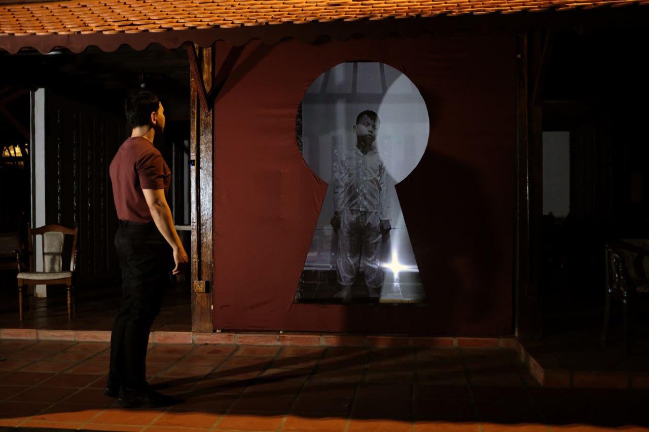 Keyhole projection scene